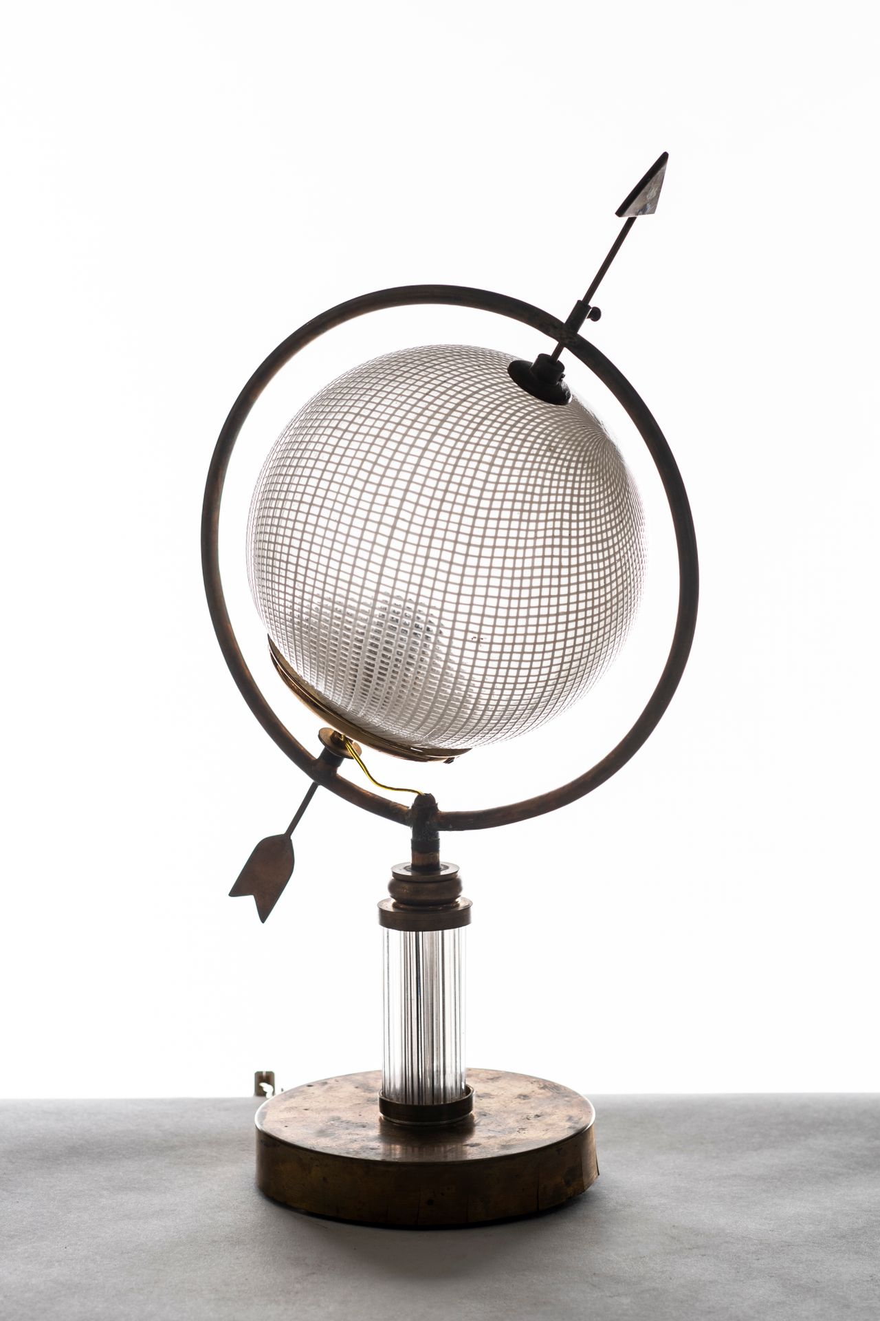 TRAVAIL ITALIEN Globe 

Lampe de table Verre de Murano et laiton 

Date de créat&hellip;