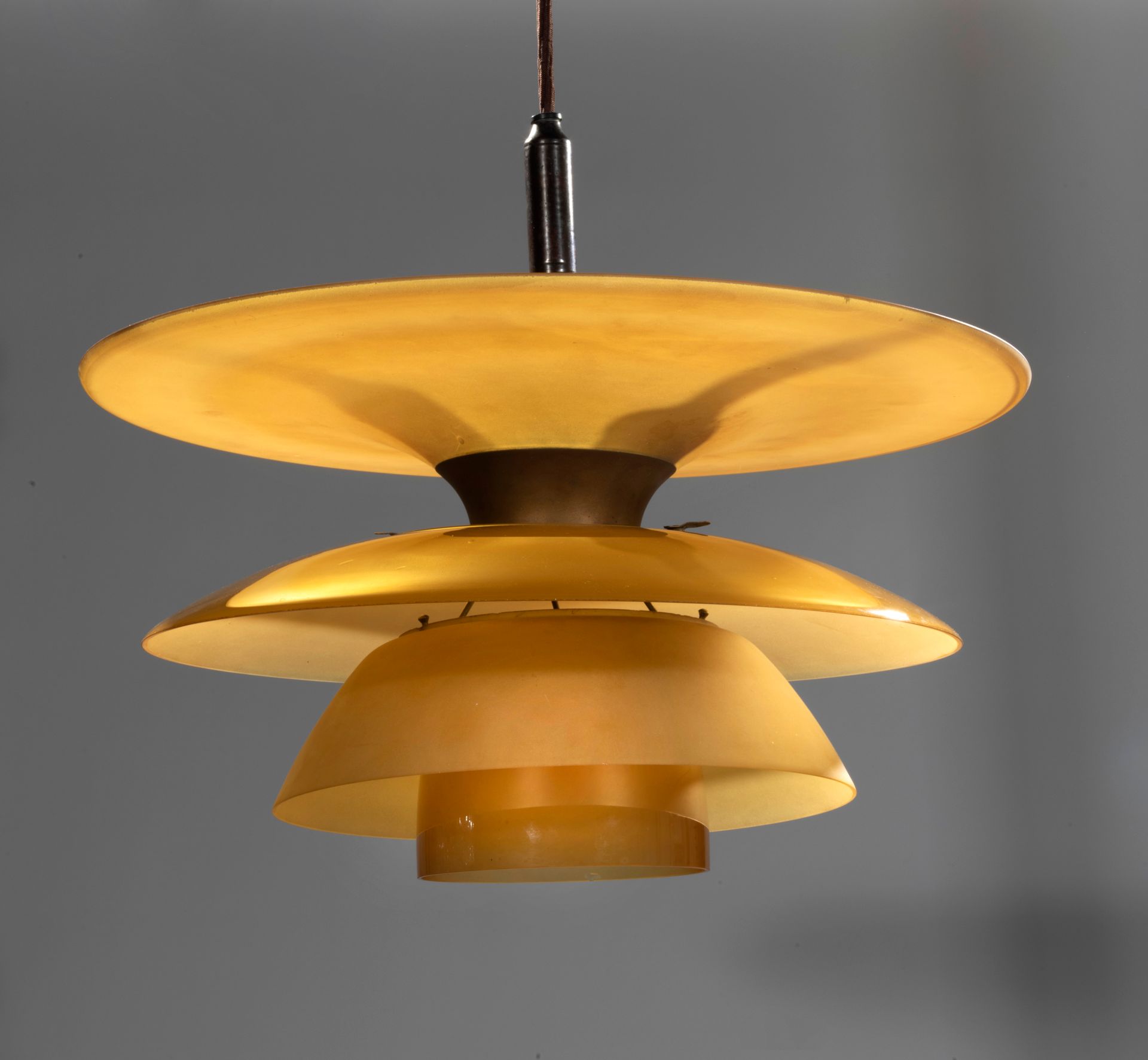 POUL HENNIGNSEN (1894-1967) 4 shade lamp 4 1/2 /4 

Suspension Verre, laiton et &hellip;