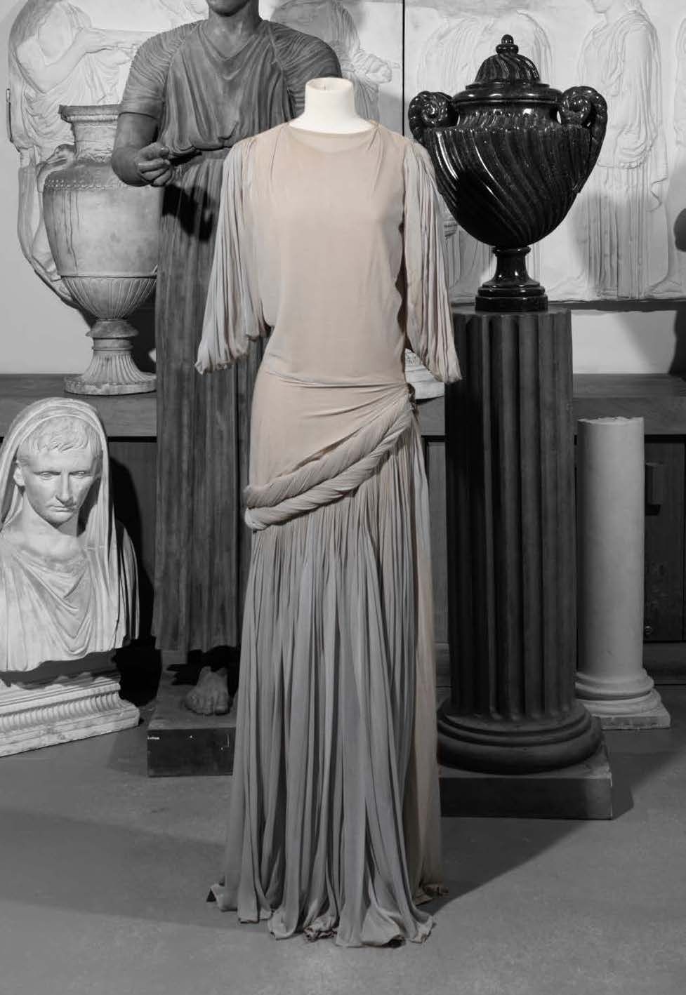 GRES 高级定制系列，20世纪40年代末
时装秀的原型 - 型号2387
长款晚礼服，平胸和垂袖，裙摆有卷褶，灰色针织衫。
没有标签，车间里的人