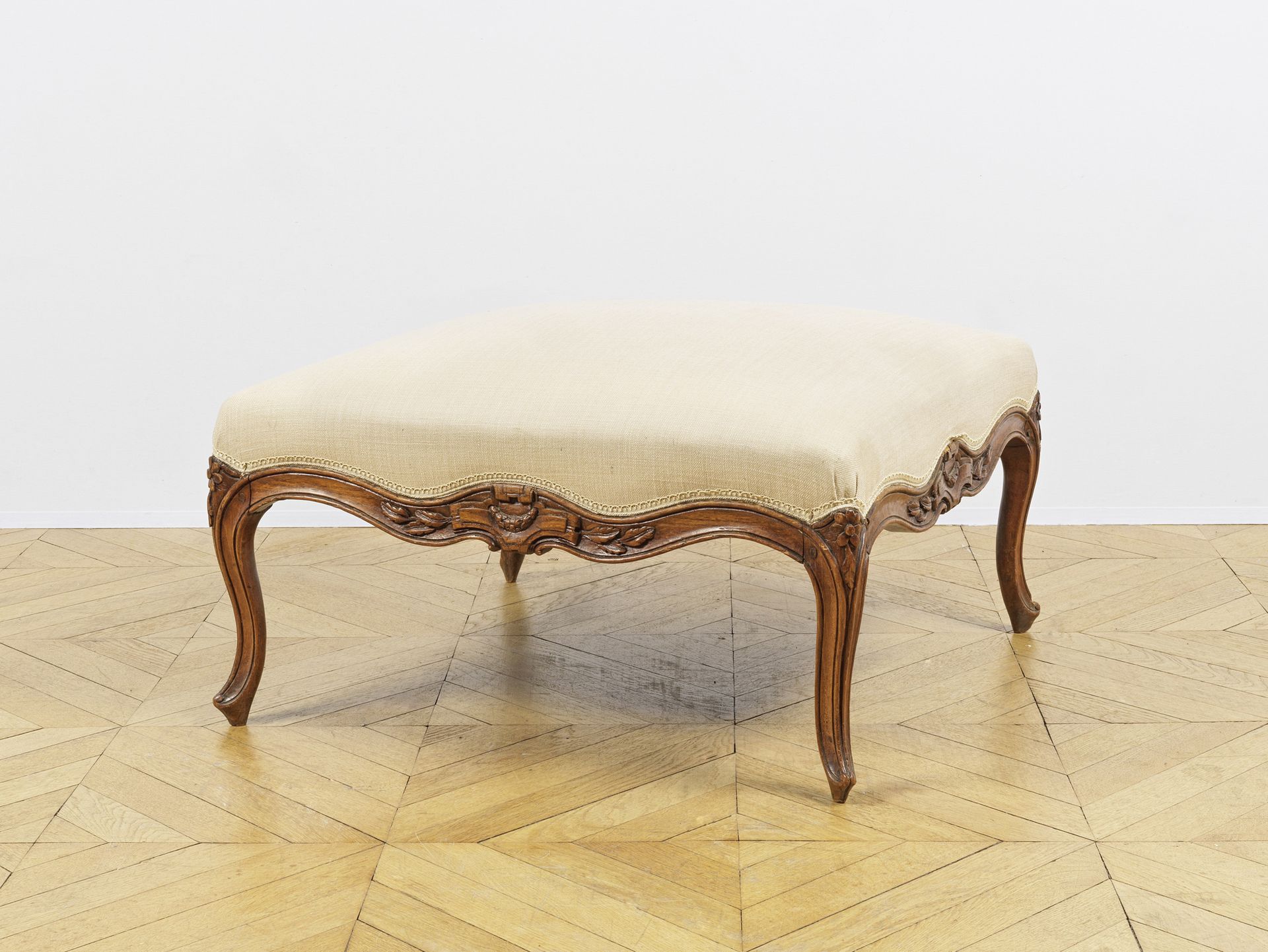 Large tabouret en bois naturel de style Louis XV Large stool in natural wood in &hellip;