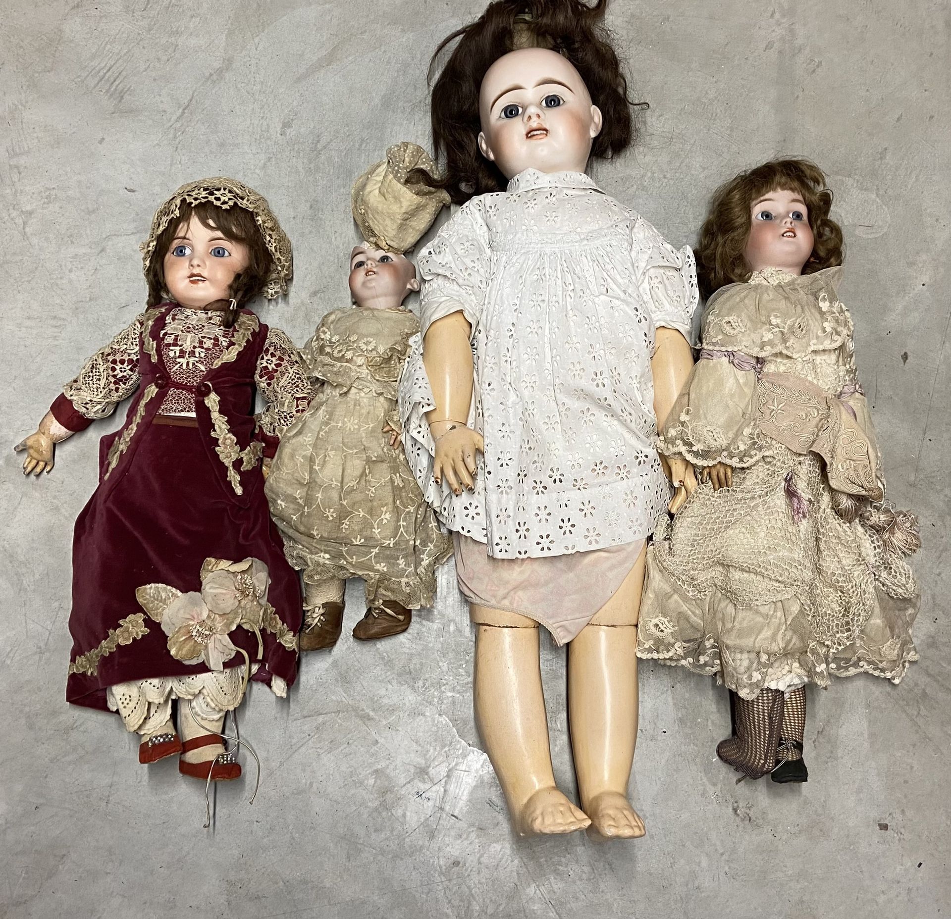 Quatre poupées et une poupée dans une cage 四个娃娃和一个笼子里的娃娃
带饼干头的娃娃 法国利摩日，高：60厘米
大的&hellip;