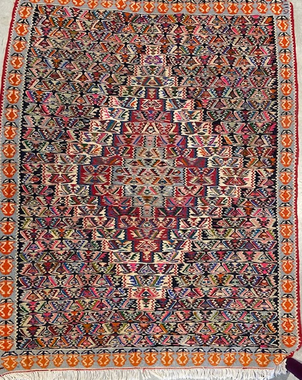 Tapis Kilim 基里姆地毯
以三色、象牙色、海军色和砖头色为背景的herati图案。
伊朗，20世纪中期
80x60厘米

一块基里姆地毯
有关该拍品的&hellip;
