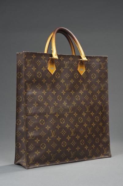 LOUIS VUITTON Sac " Plat " 36,5 cm en toile monogram et cuir naturel, double poi&hellip;