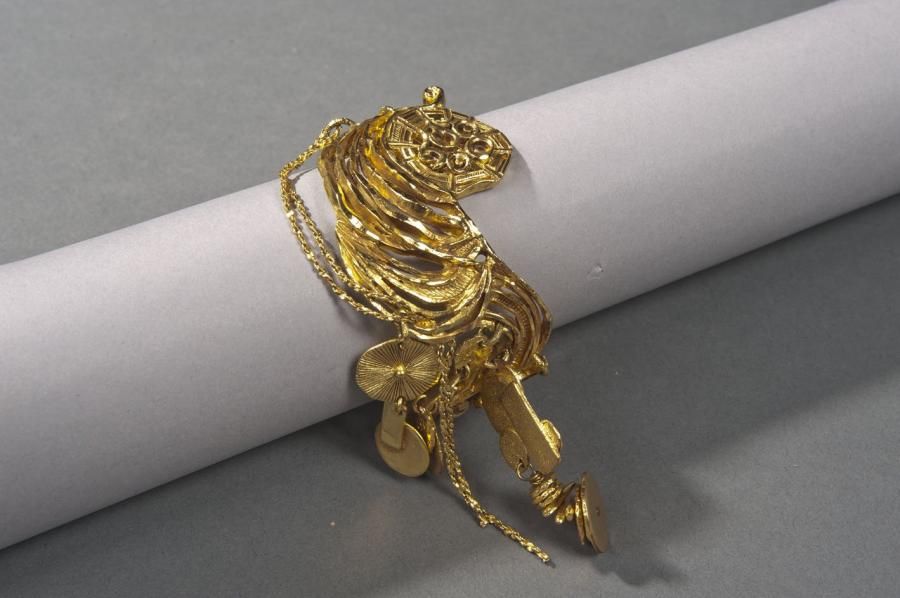 CHRISTIAN LACROIX, CIRCA 2002 Bracelet articulé en métal doré figurant des fils &hellip;