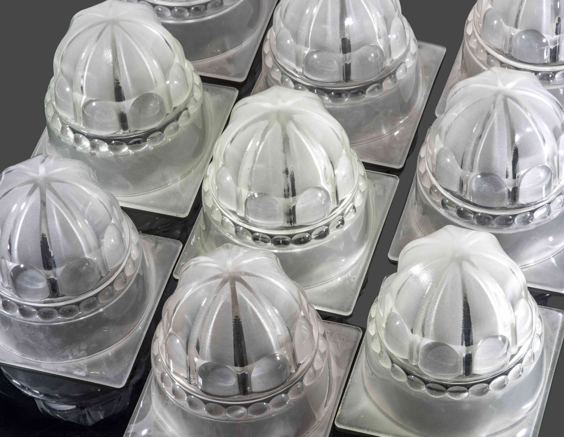 Null 用于爱马仕商店的设计。八个灯泡盖。
采用1930年灵感的模制和压制的乳白色玻璃。
高度：18厘米

状态：B
脚注：
8个模制和压制的1930年代灵感&hellip;
