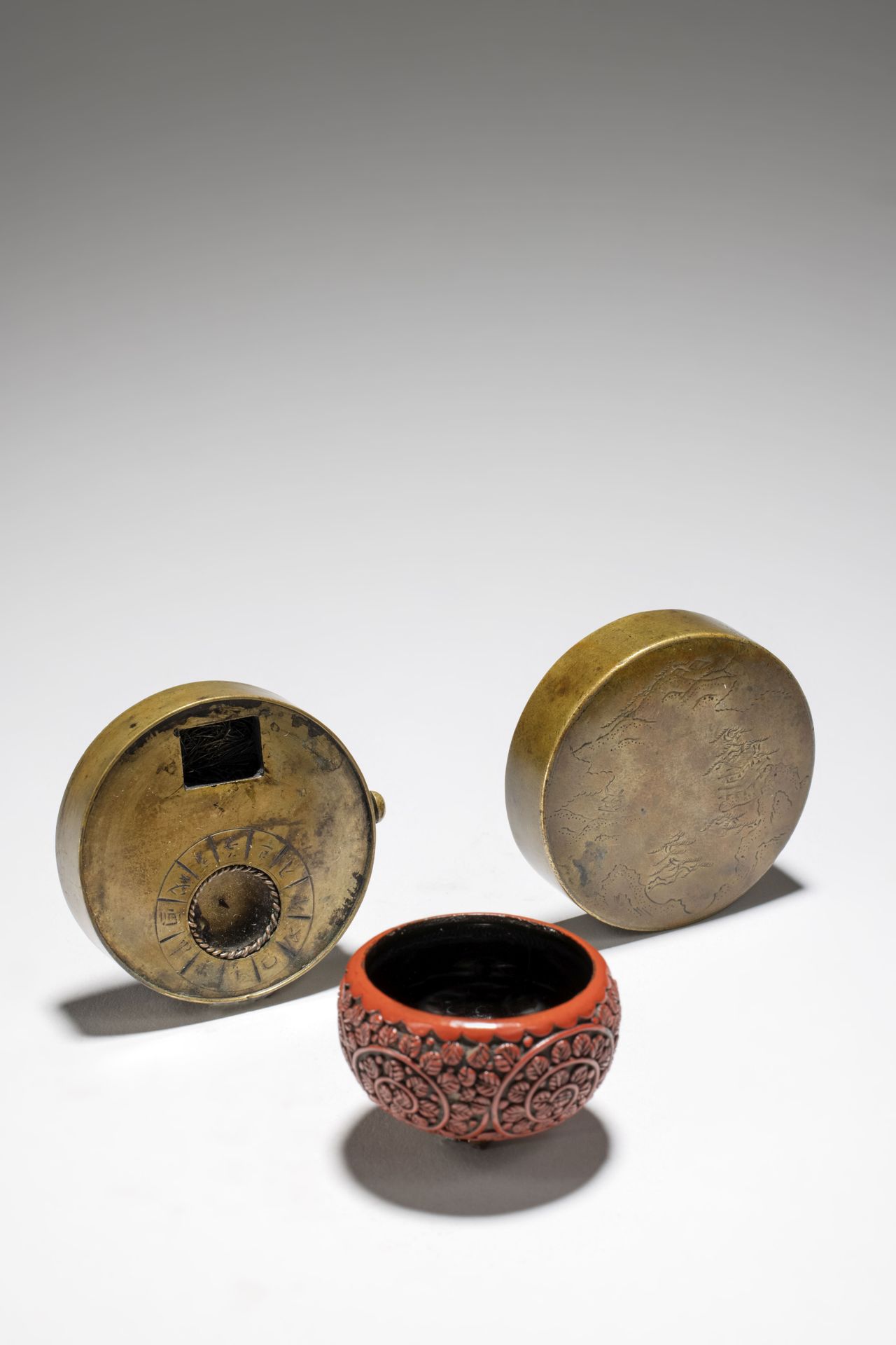 Null 网状漆器烟灰缸和金属怀表
19世纪
漆器烟灰缸和金属怀表
19世纪

内阁风格的净介，红漆的外表雕刻着植物的图案，3.8厘米（1.5英寸）直径；怀表是&hellip;