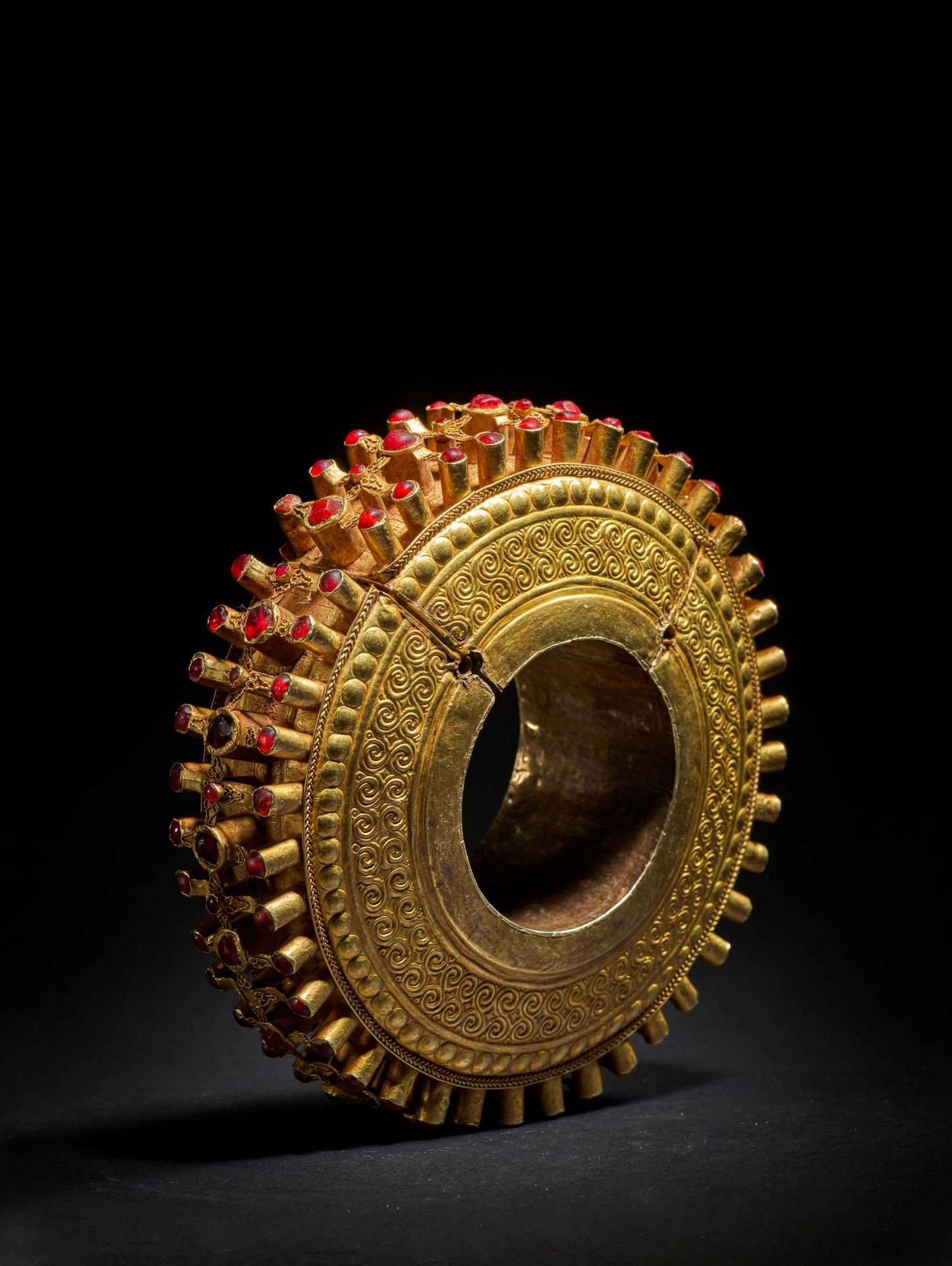 Null 金和彩色玻璃的仪式手镯（Komba-Lola）。
印度尼西亚苏拉威西省托拉贾人，19世纪
直径15.8厘米（6 1/4英寸）。
脚注：
金制彩色玻璃手&hellip;