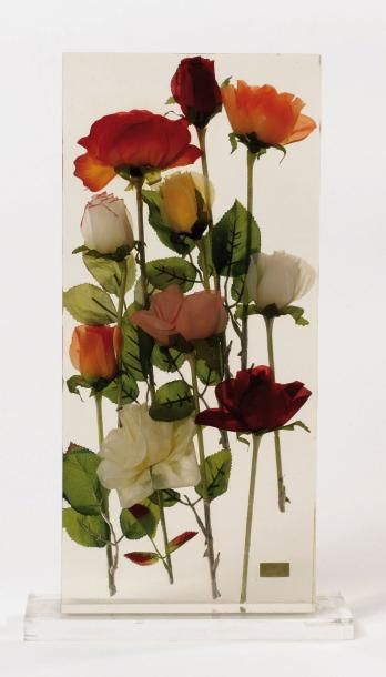 ARMAN (1928-2005) ACCUMULATION DE FLEURS (ROSES) Fleurs en plastique dans du ple&hellip;