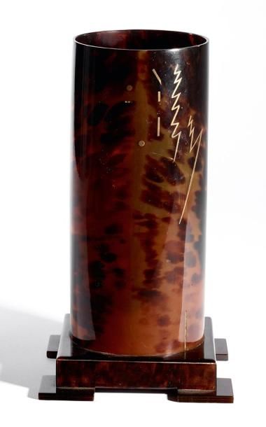 Henri HAMM (1871-1961) 
VASE
En écaille brune, de forme cylindrique reposant sur&hellip;