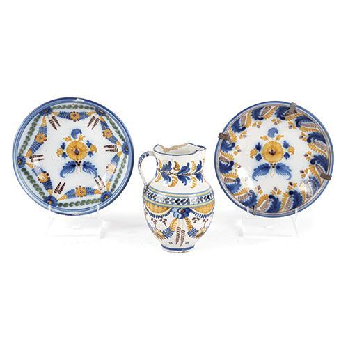 Null Lotto di due piatti e una brocca in ceramica smaltata di Talavera, S. XIX. &hellip;
