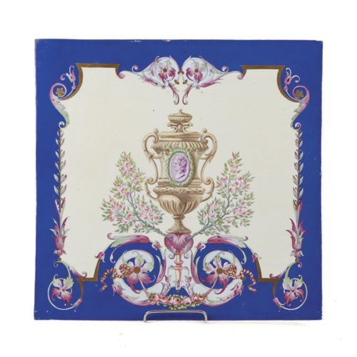 Null Coppia di grandi piatti in porcellana smaltata e dorata, Francia, S. XIX . &hellip;