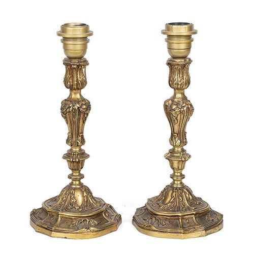 Null Paire de chandeliers en bronze doré adaptés pour servir de lampe. Hauteur t&hellip;