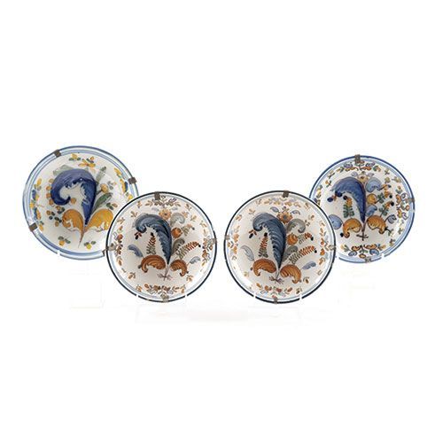 Null Lotto di quattro piatti in ceramica smaltata, Talavera, S. XIX, serie "coda&hellip;