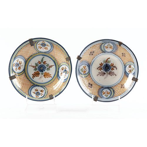 Null Coppia di piatti in ceramica smaltata Talavera, XIX secolo, con decorazione&hellip;