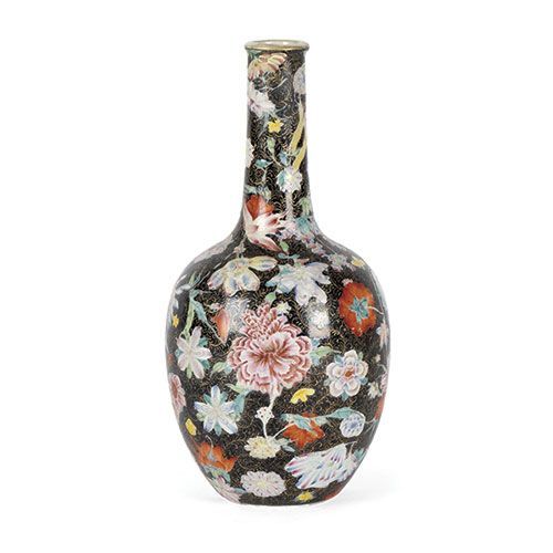 Null Très rare bouteille en porcelaine chinoise émaillée sur fond noir et or. Sc&hellip;
