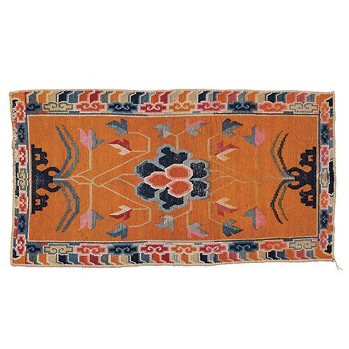 Null Tapis oriental en laine à décor floral et géométrique sur fond orange. 158 &hellip;