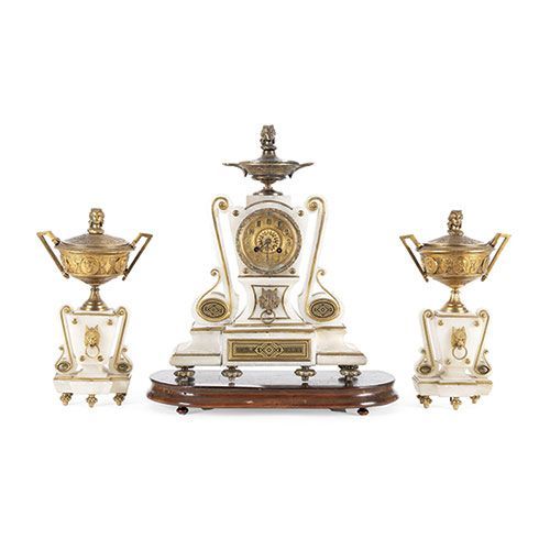 Null Pendule de table avec coupes en albâtre et calamine dorée, vers 1900 . Dégâ&hellip;