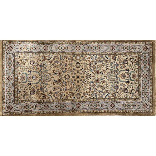 Null Tapis persan en laine et soie à décor floral sur fond beige. Dimensions : 1&hellip;
