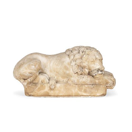 Null Lion couché . Sculpture en albâtre. Dimensions : 14 x 7 x 28 cm