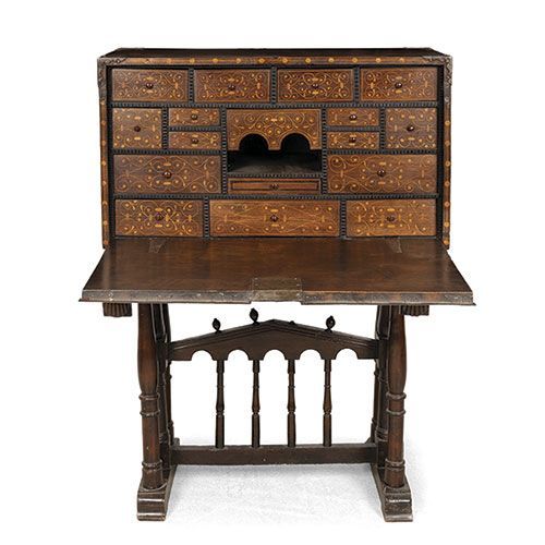 Null 阿斯图里亚斯-莱昂斯胡桃木镶嵌水果柜，17 世纪。内有几何图案抽屉。胡桃木后桥脚。有些损坏。 柜子尺寸：54 x 42 x 97.5 厘米；桌子尺寸：&hellip;