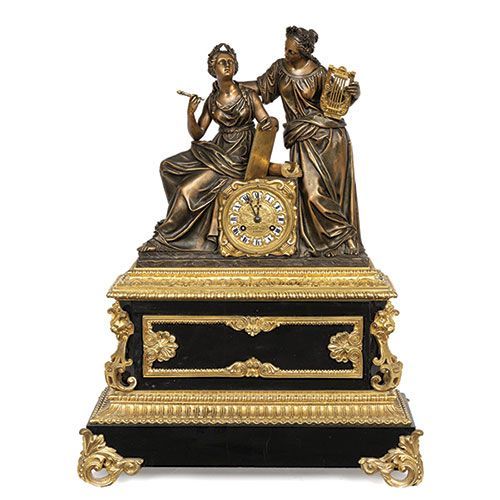 Null Grande pendule de style Empire en bronze doré et bleuté et marbre noir, Bru&hellip;
