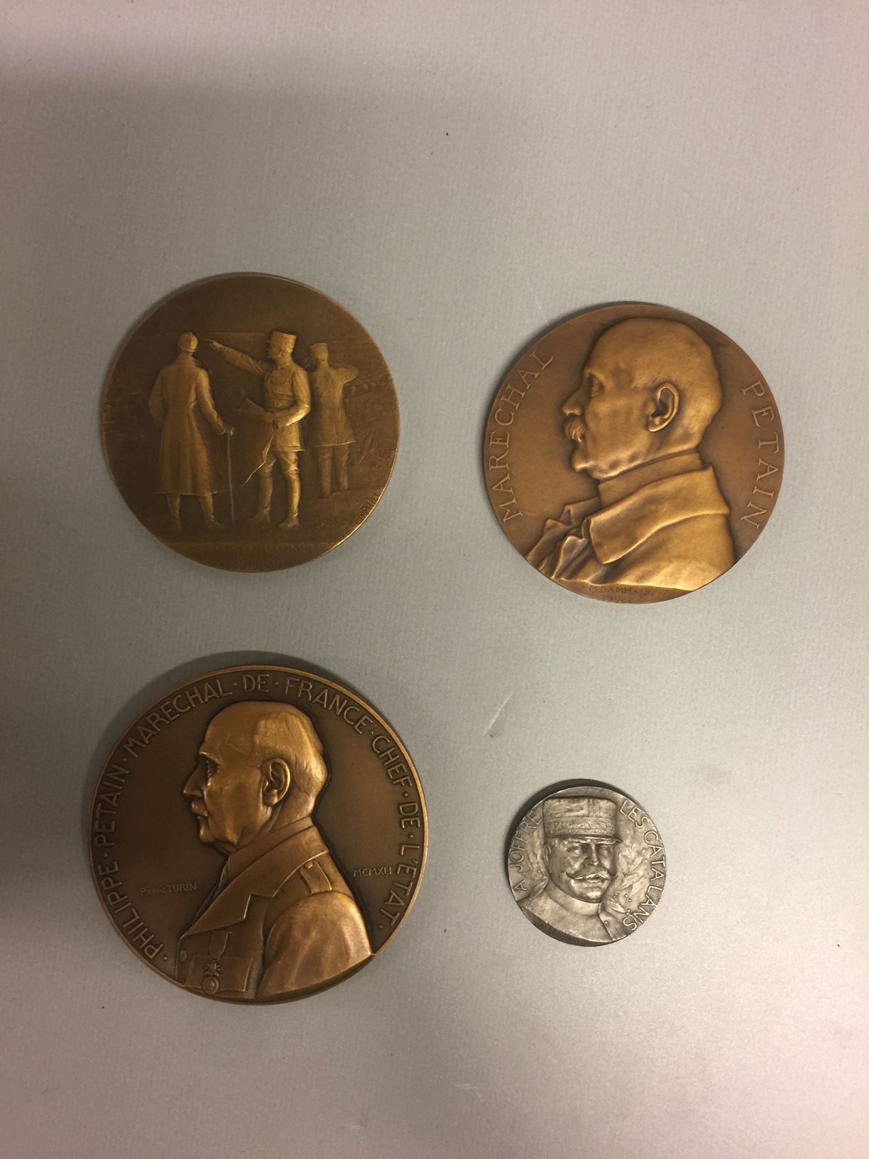 Null Lot de 4 médailles, Maréchal Pétain deux exemplaires 1922 par M.Dammann et &hellip;