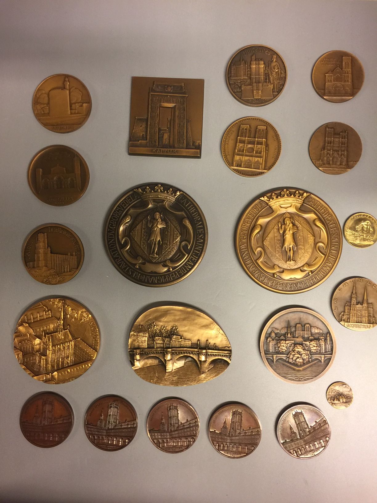 Null Lot de 21 médailles, plaquette et médaillette, cathédrales, monuments … Don&hellip;