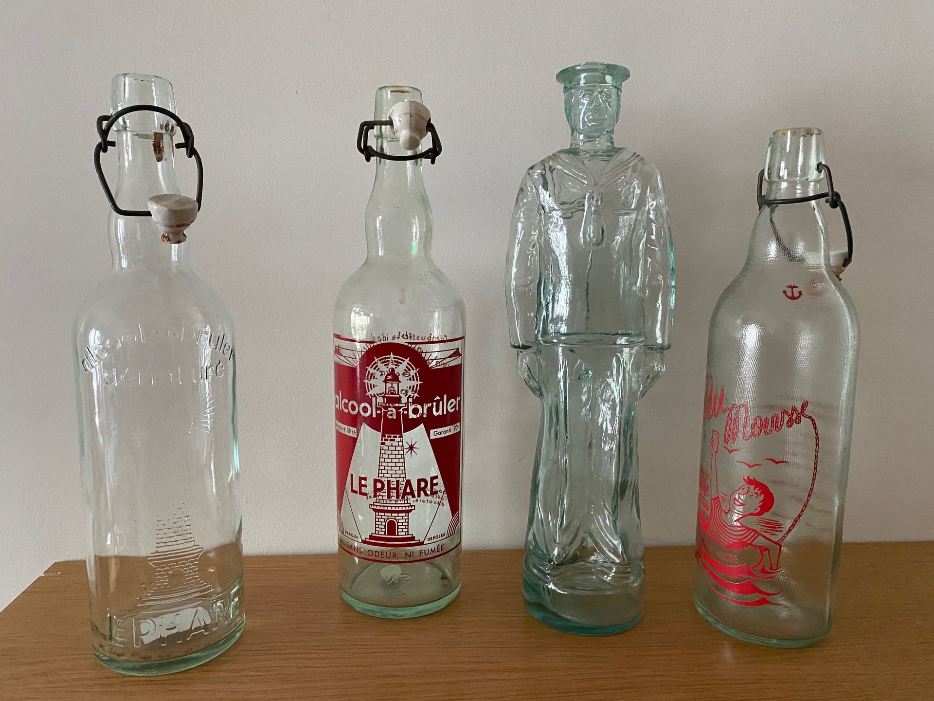 Null Ensemble de quatre bouteilles sur le thème du phare (une bouteille au marin&hellip;