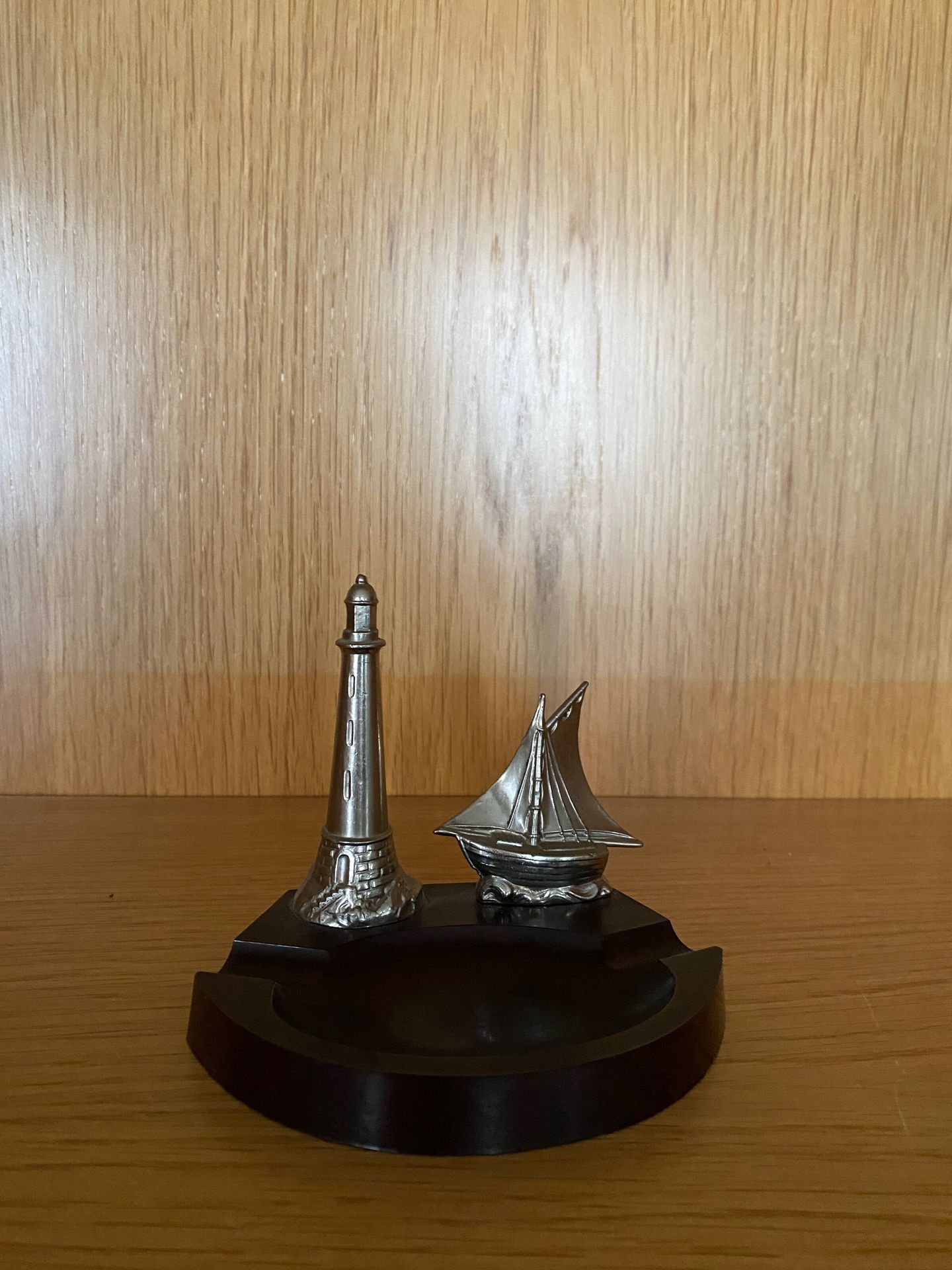 Null Cendrier en métal et bakelite au phare et voilier 

Hauteur :9cm

Largeur :&hellip;
