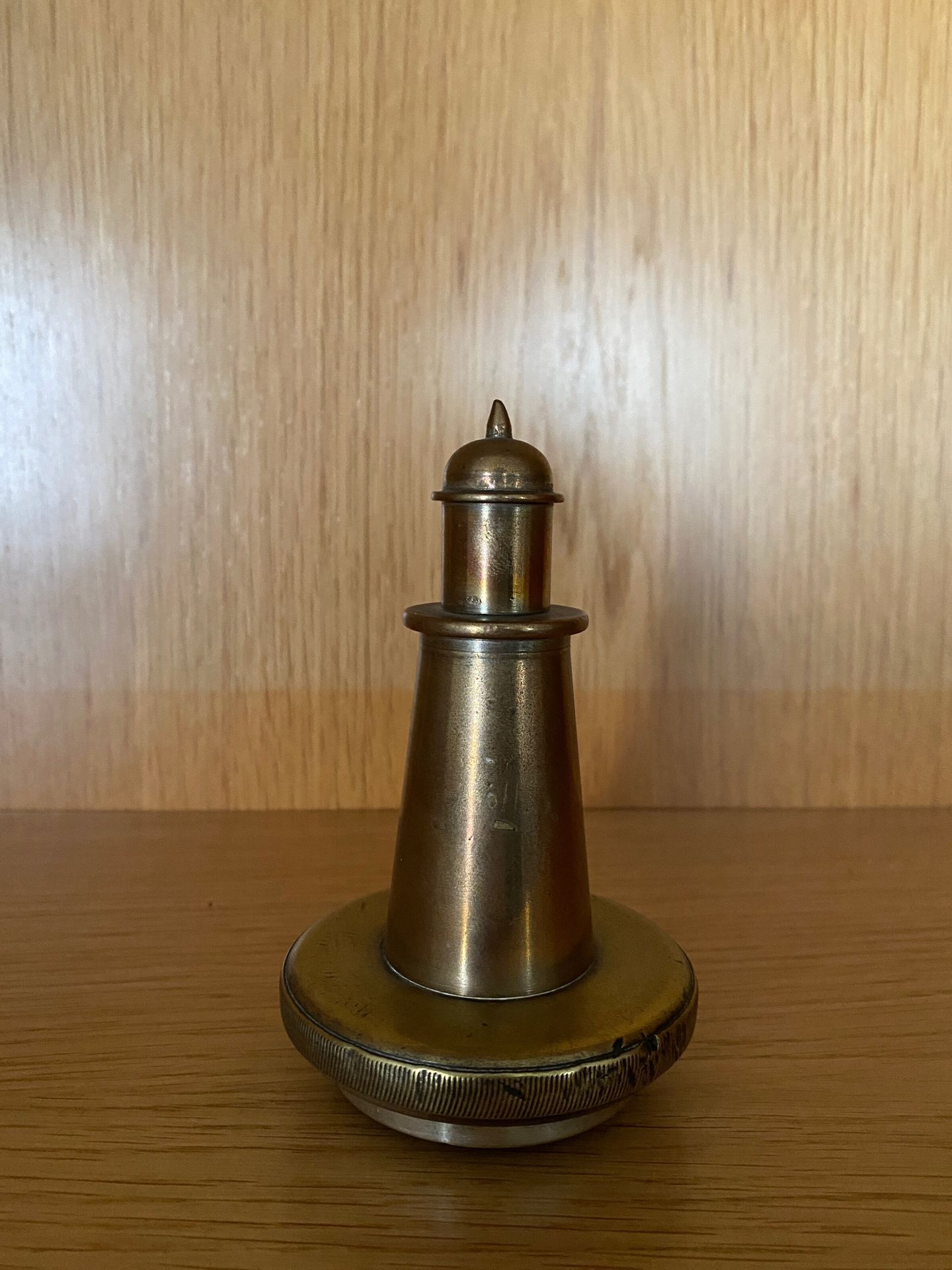 Null Bouchon de radiateur en bronze en forme de phare 

Hauteur : 12,5cm

Largeu&hellip;