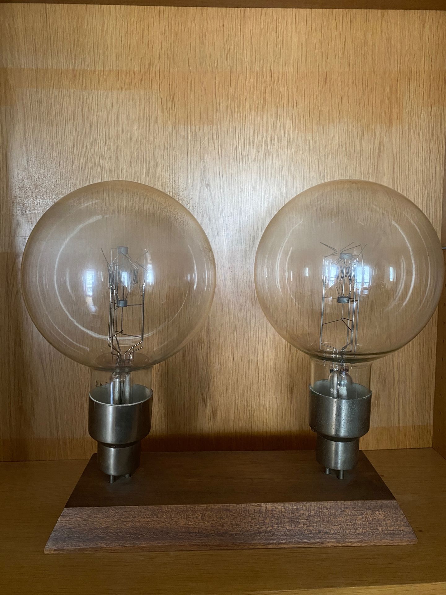 Null 
Socle en bois avec deux ampoules Philips 110/3000 Watts




Hauteur : 46cm&hellip;