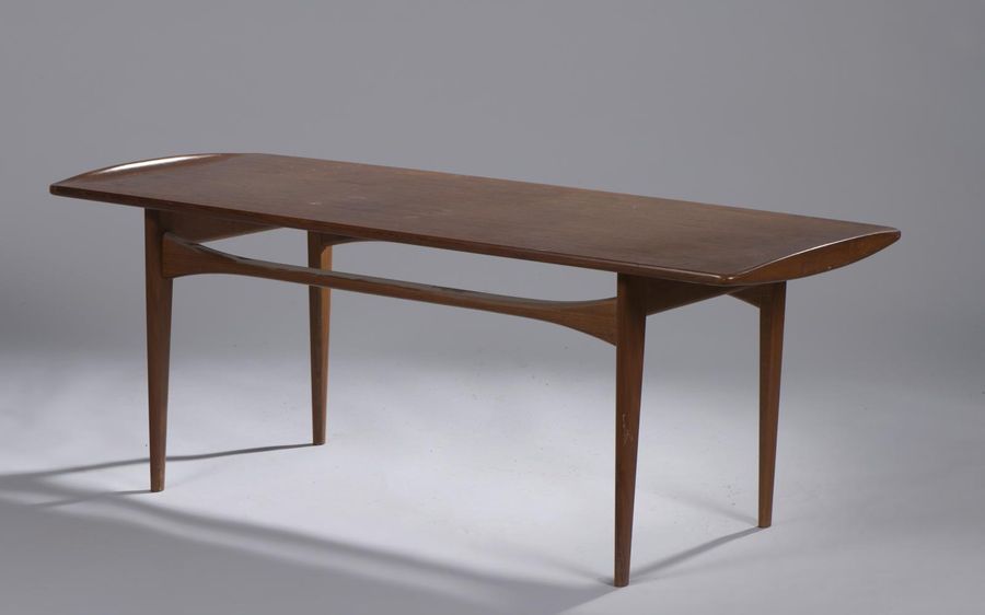 Null * CATTANCE
Table basse de forme rectangulaire en teck
Signée
Circa 1960
46,&hellip;