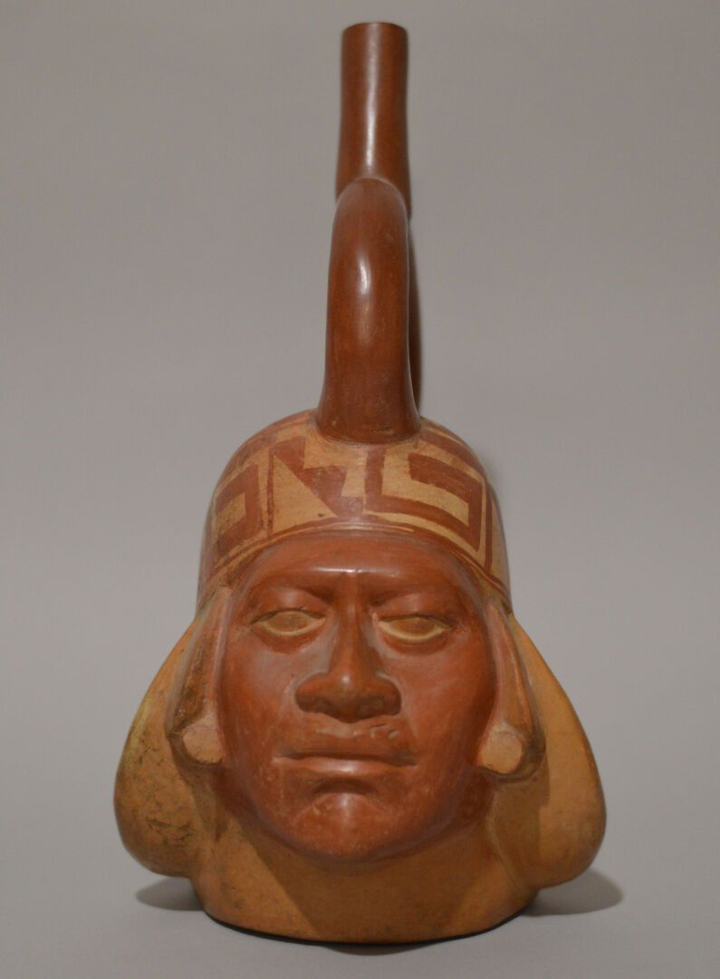 Null [前西班牙艺术 - 秘鲁]
著名的肖像花瓶，头顶上有一个马镫柄，橙红色釉面陶瓷 
秘鲁，Mochica IV，公元600-800年 
H.27.9厘米&hellip;