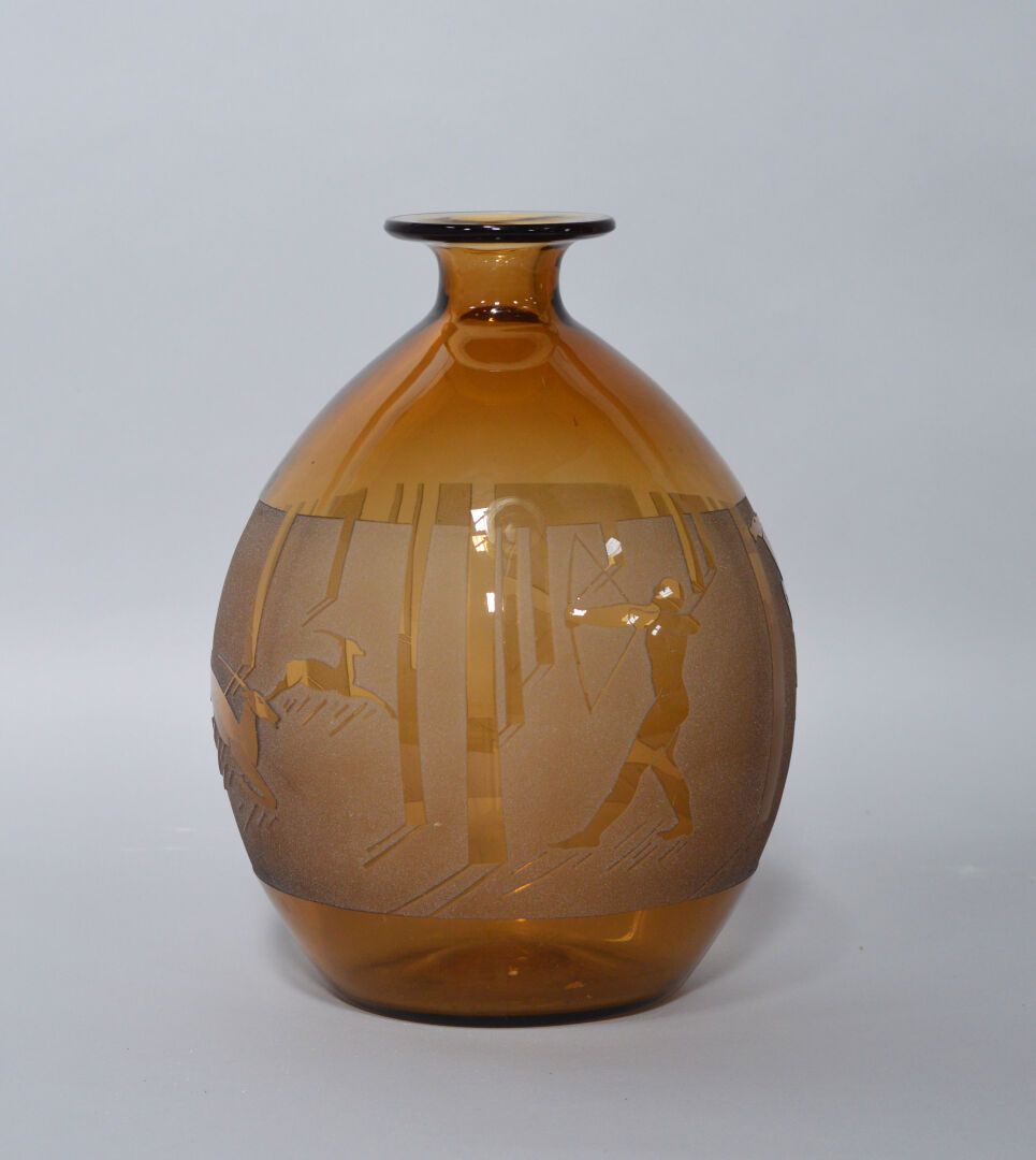 Null 贝利斯 
烟熏花岗岩玻璃花瓶，酸蚀装饰羚羊狩猎图 
H.31,5厘米
