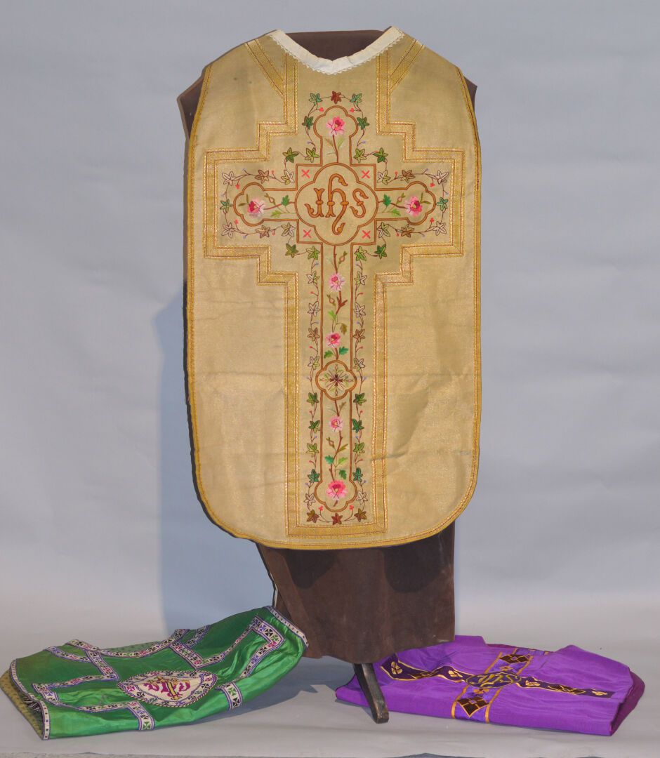 Null Ensemble de 3 chasubles romaines : une dorée brodée de fleurs, une verte av&hellip;