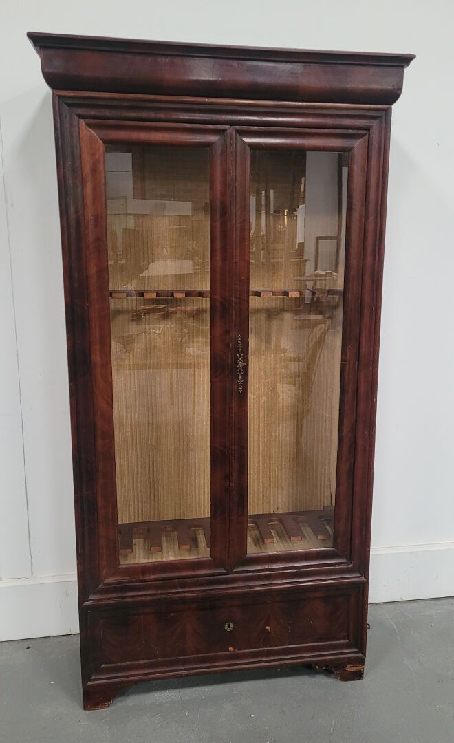 Null Mahogany veneered display cabinet, interior fitted for guns
H. 189,5 cm - W&hellip;