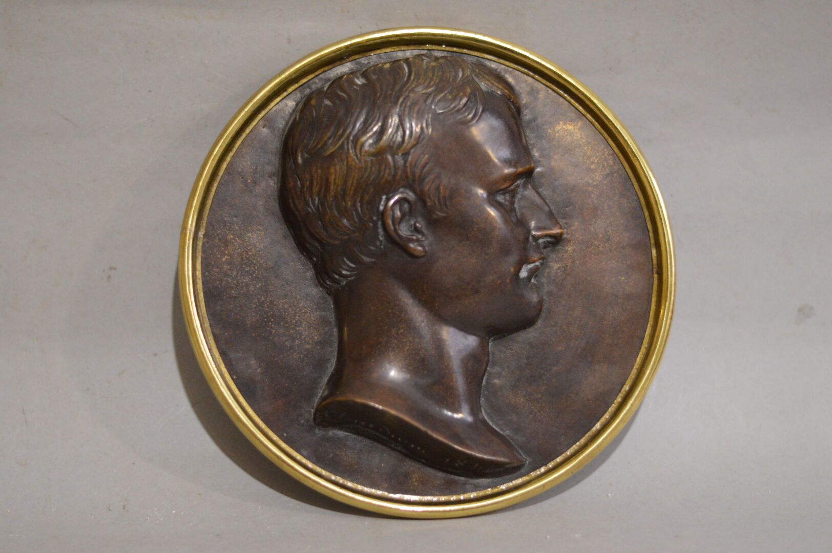 Null 19世纪的法国学校 
拿破仑一世皇帝的轮廓 
青铜纪念章，签名和日期为1844年
直径：18,7厘米