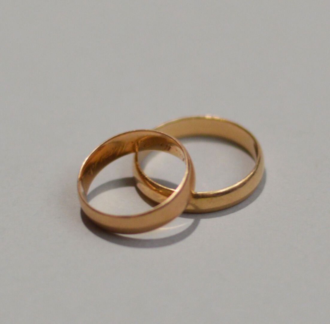 Null 两枚750千分之一金的结婚戒指
重量：6.3克 - TDD59和52（内部刻有字）。