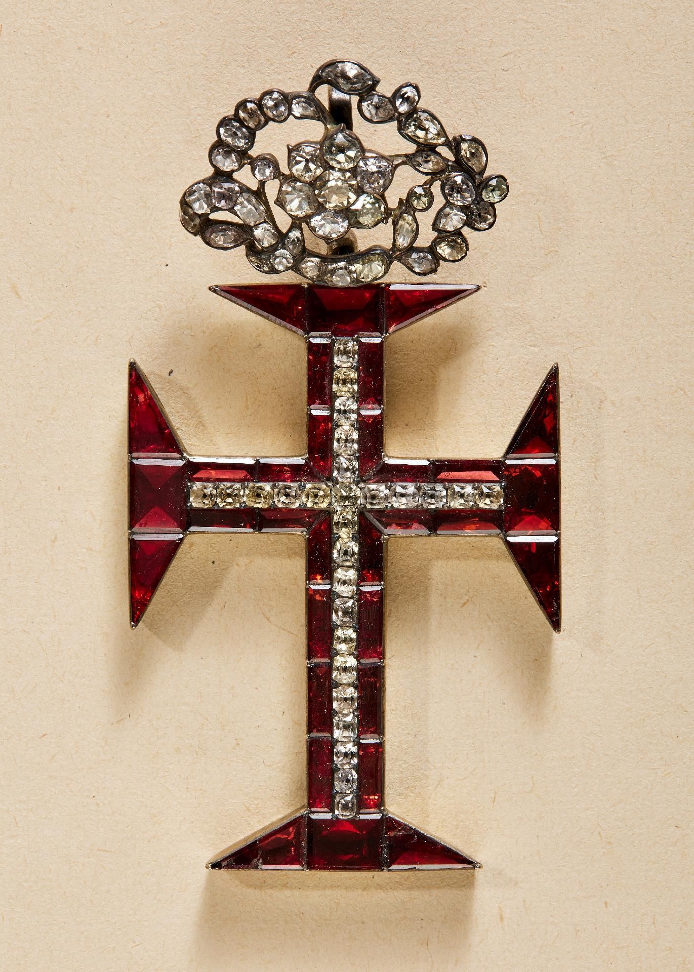 Null 外国勋章和奖章 - 葡萄牙：葡萄牙：基督勋章。18世纪末的小勋章与石头。秩序银的十字架。镶嵌着切割好的红色和白色的模拟石。在一个可移动的、有花卉装饰的&hellip;