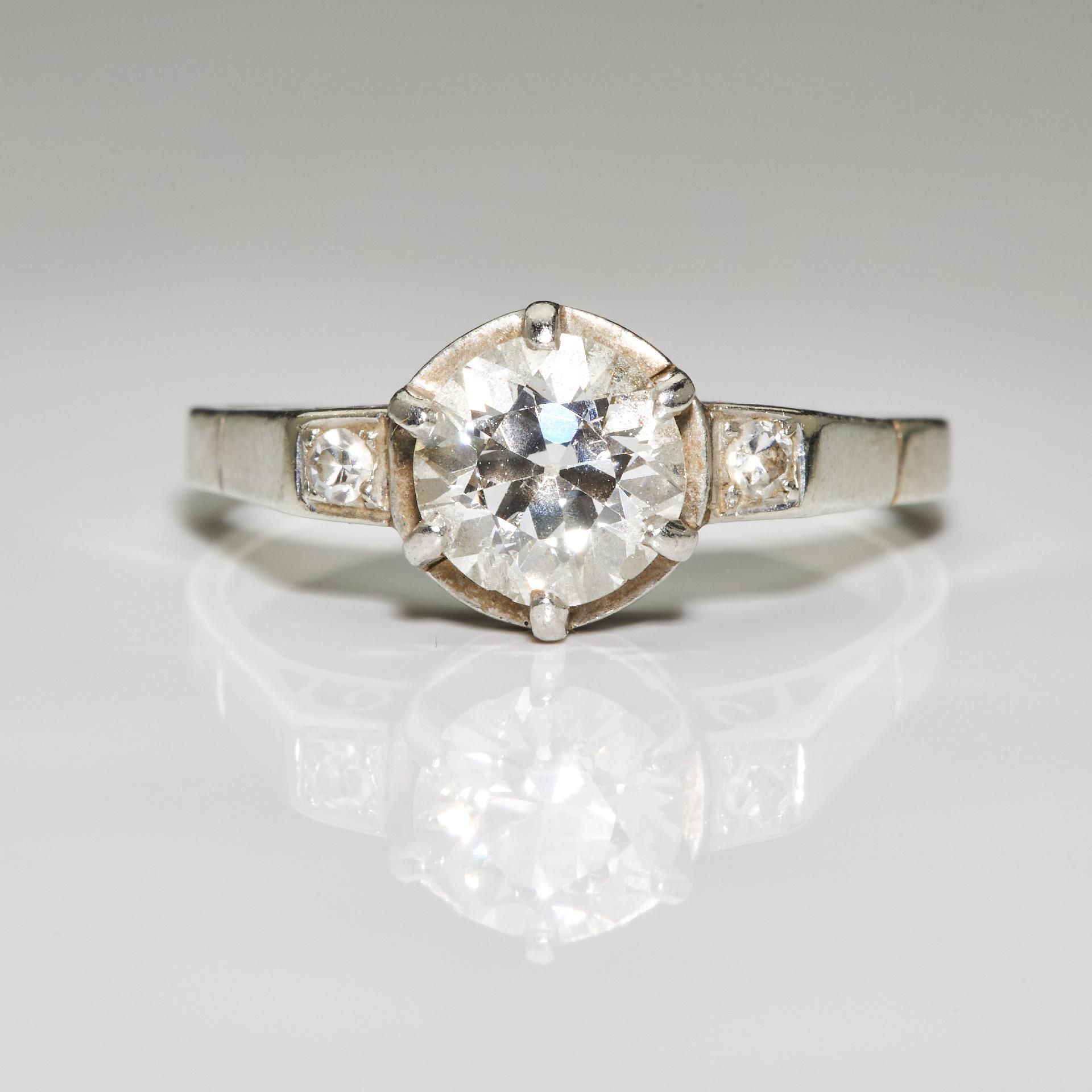 Null 展示物品和宝石：卡地亚钻石单颗戒指，型号为 "1895"，来自卡地亚公司的经典产品。"1895 "单钻，950铂金，镶嵌约1克拉的明亮式切割钻石，并铺&hellip;