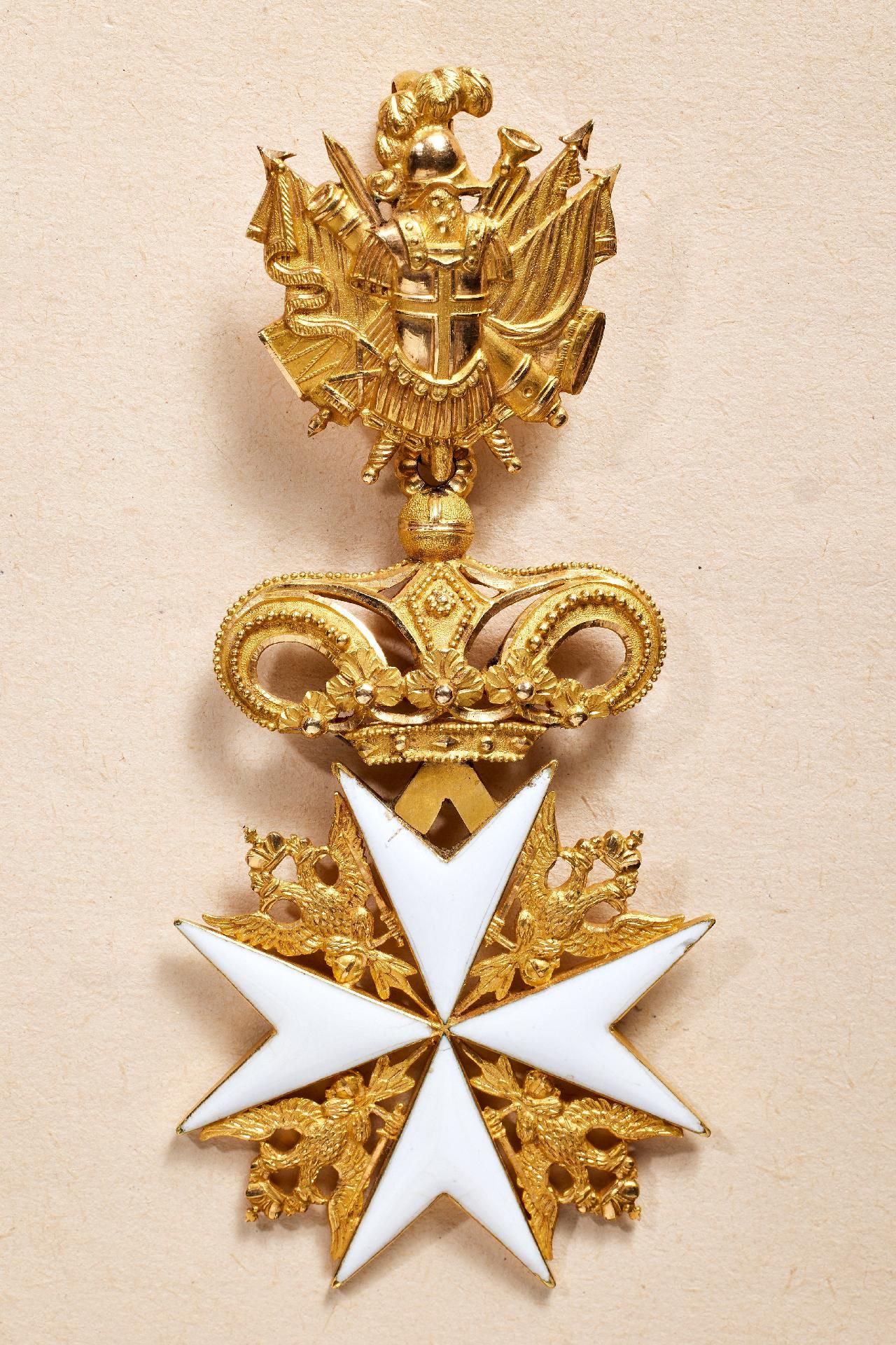 Null 外国勋章和奖章 - 俄罗斯/沙皇帝国：俄罗斯：马耳他勋章。脖子上的装饰是金色和珐琅，没有丝带。特别是雕刻的王冠和武器战利品都有精细的凹槽。背面有孔眼，&hellip;