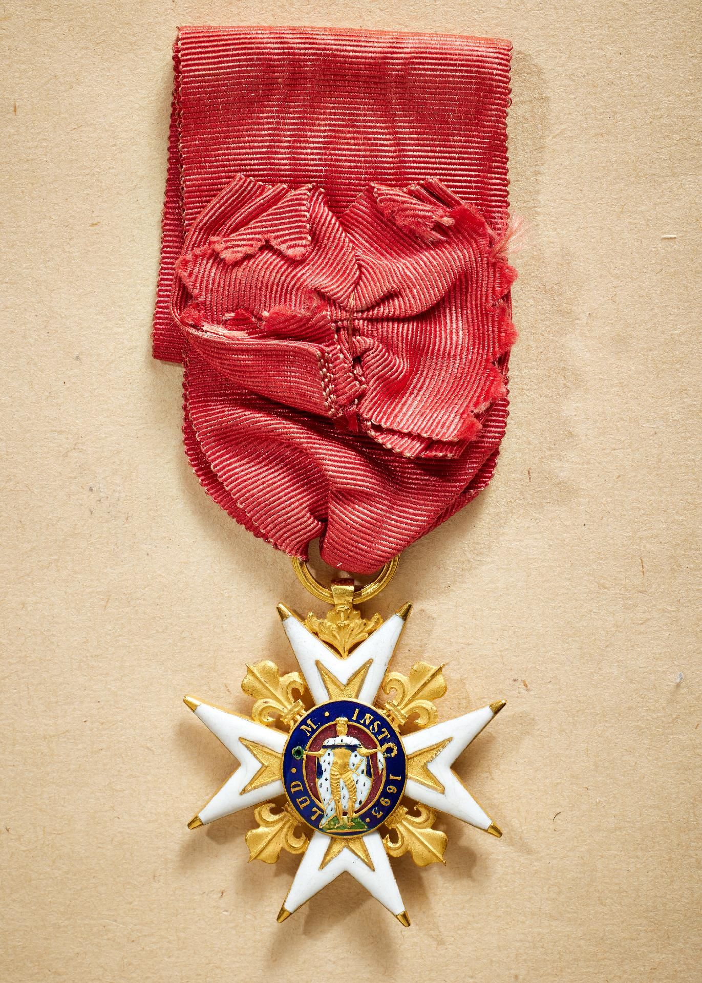 Null 外国勋章和奖章 - 法国：圣路易勋章。骑士十字勋章。复辟时期（1815-1830）的骑士十字勋章。金色和珐琅，在美丽的长条原色丝带上，缝有丝带蝴蝶结。&hellip;