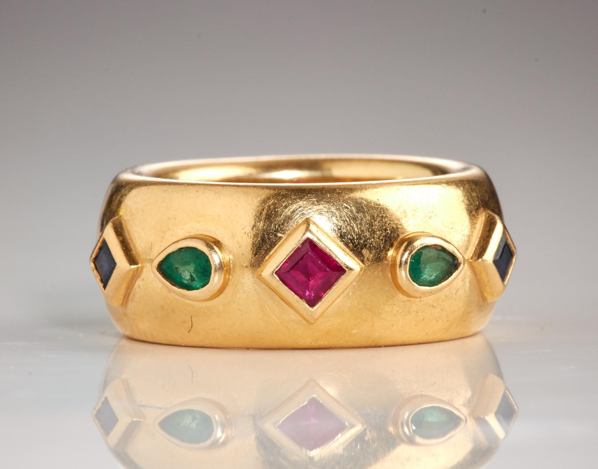 Null Showcase objects and precious stones : Gold ring with emeralds and rubies b&hellip;