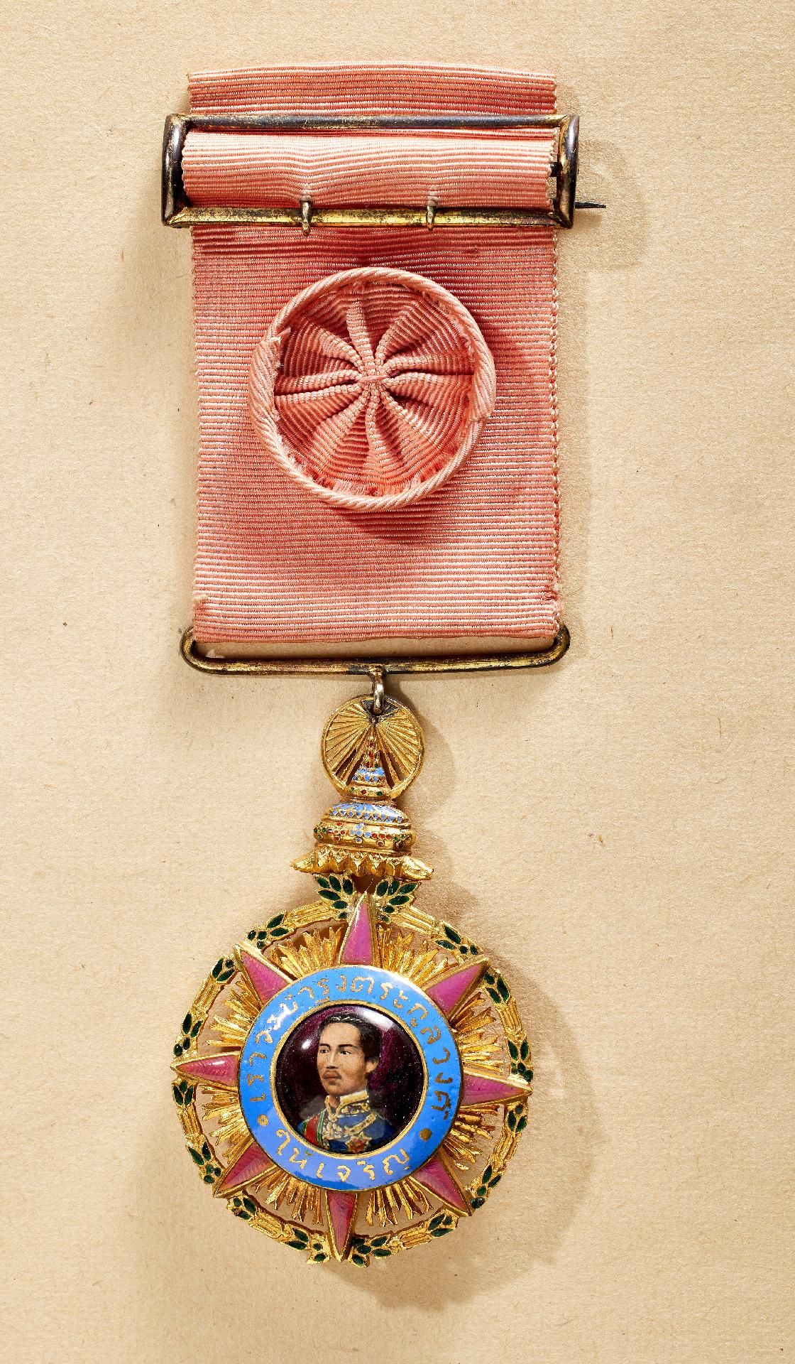 Null 外国勋章和奖章 - 泰国 : 泰国: Chula Chom Klaos勋章：军官十字勋章。金和珐琅。原有的泰国丝绸丝带上有鎏金丝带扣。正面的奖章上有拉&hellip;