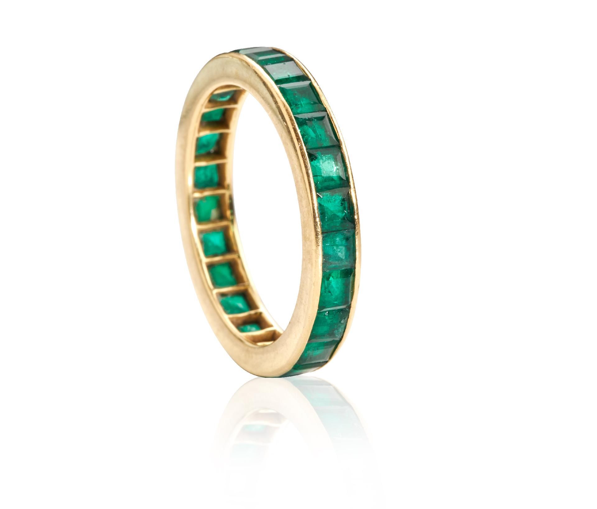 Null 展示品和贵重物品：祖母绿镶嵌的永恒--卡地亚戒指，伦敦。黄金，并镶嵌有长方形切割的祖母绿。签名为卡地亚，伦敦。非常精细和漂亮的戒指。状况。