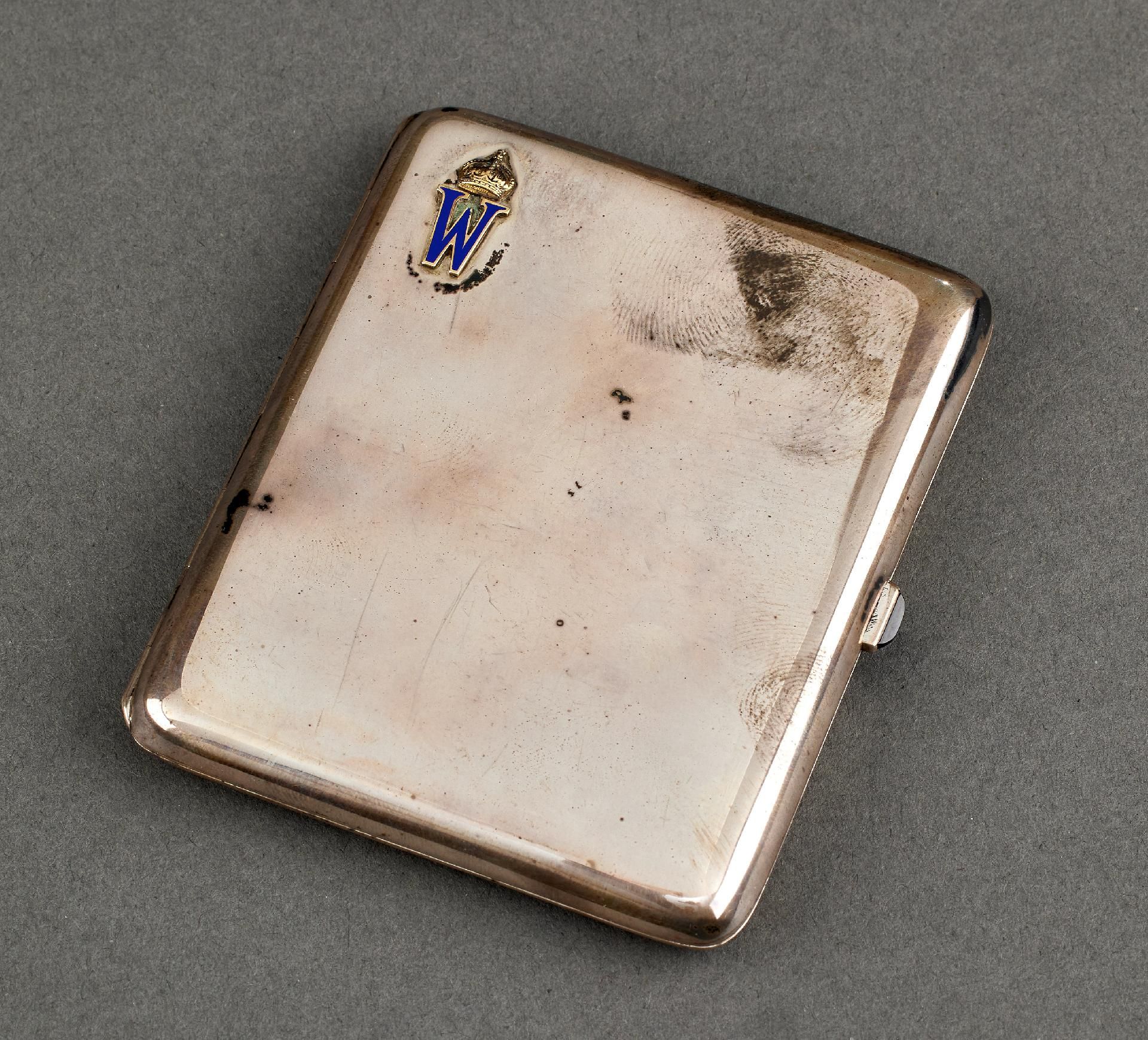Null 展示柜物品和贵重物品：普鲁士：礼物--德国王储威廉的烟盒。银质，内部镀金。有制造者的标记："LOUIS WERNER BERLIN "和银质印章 "9&hellip;
