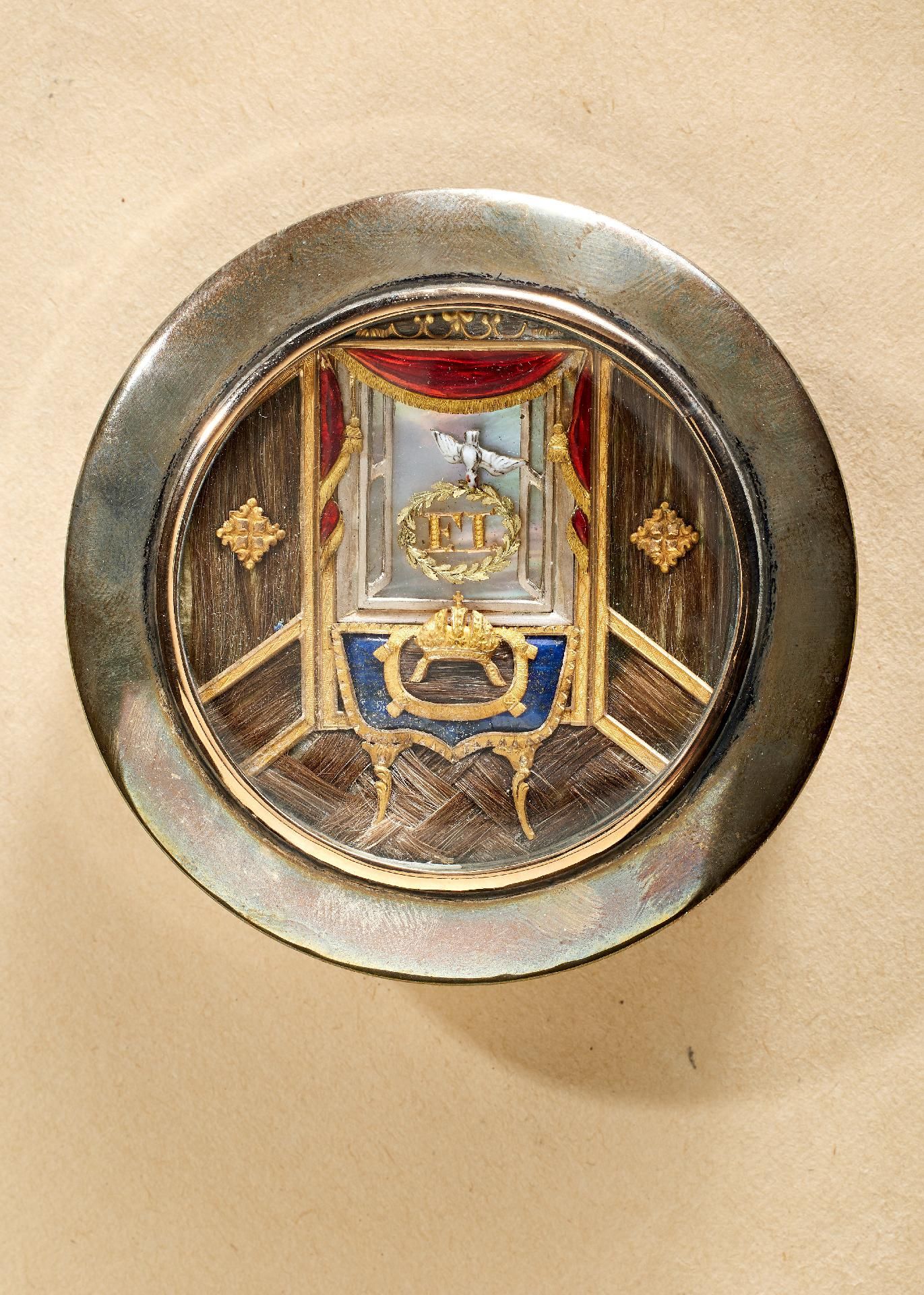 Null 陈列柜物品和贵重物品：奥地利：银质礼物Bonbonniere皇帝弗朗茨一世（1792 - 1835）。银色。盖子上嵌有弗兰茨一世皇帝辫子的鎏金奖章和一&hellip;