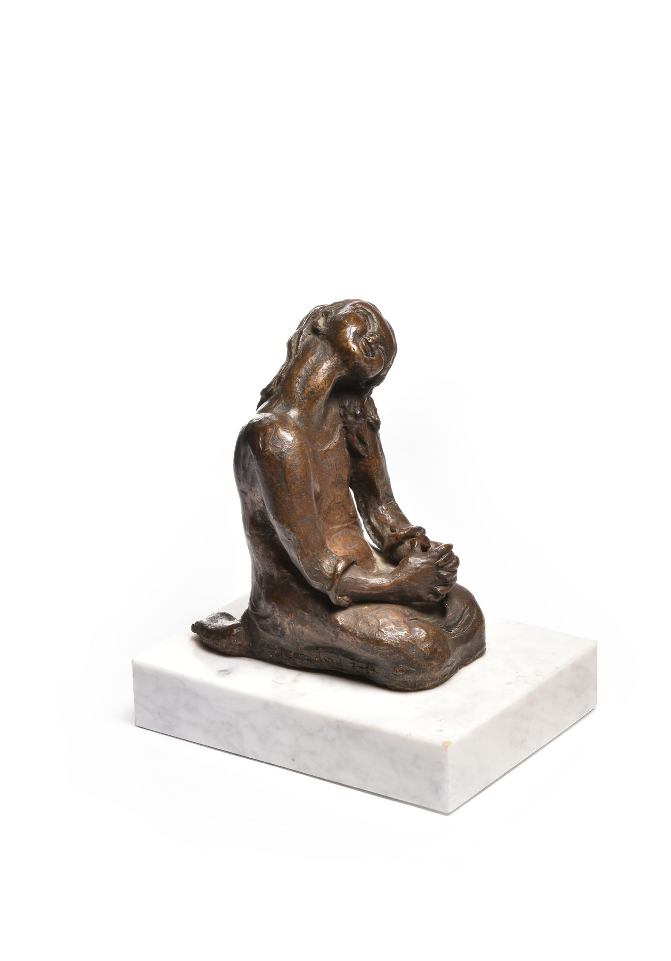 Marisa LAMBERTINI (1928) 跪着的女孩。
青铜。
放在一个大理石底座上。
高度（不包括底座）：22厘米