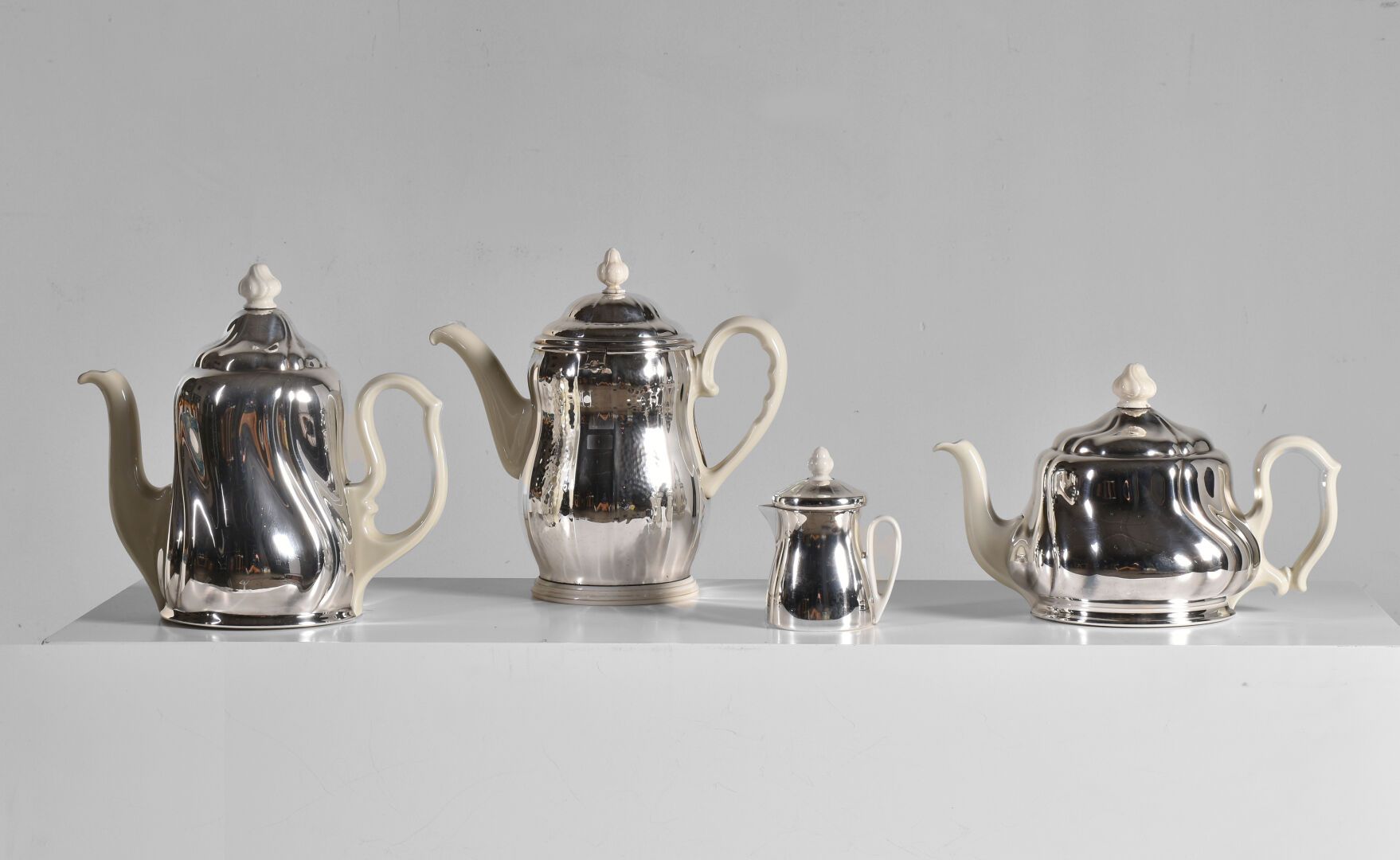 SERVICE A CAFE 咖啡套装，包括茶壶、咖啡壶、牛奶壶和糖罐。
瓷器和镀银金属。
最大高度：25.5 厘米