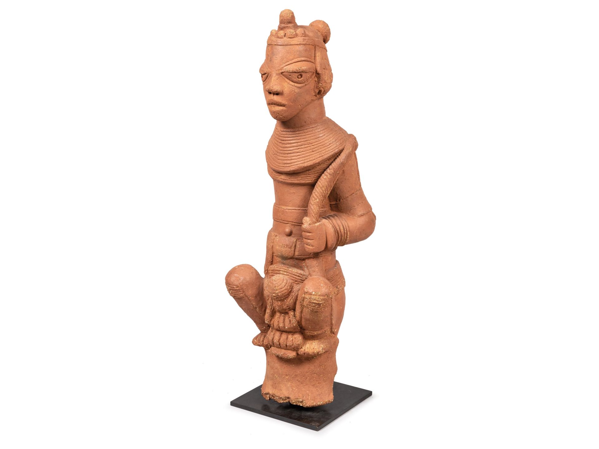 Null 尼日利亚 - 诺克文化，公元前300至500年 跪姿的陶俑，有红色的滑石。 高72厘米。 (缺少右臂，修复，可能是古代元素的组装）。) 出处：--黑衣&hellip;